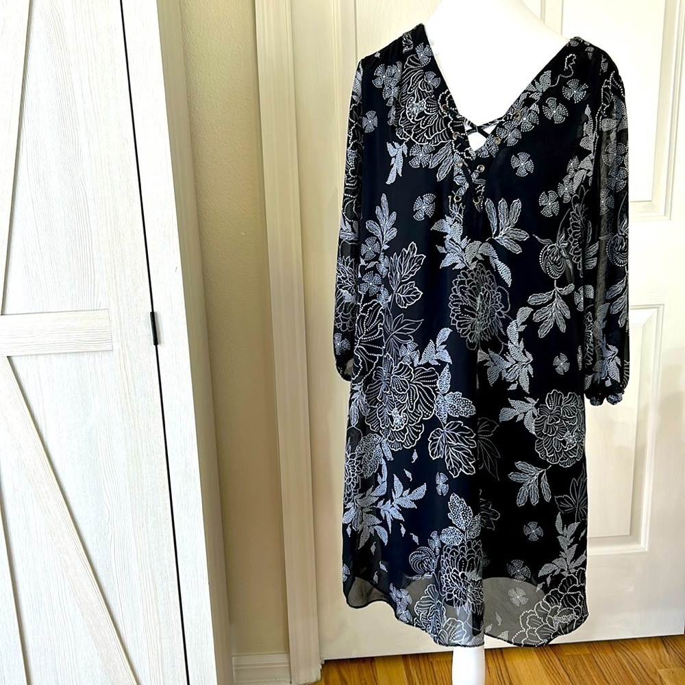 IZ Byer Black Pattern V Neck dress Sz XL